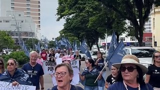 Professores em greve fazem manifestação em Itajaí