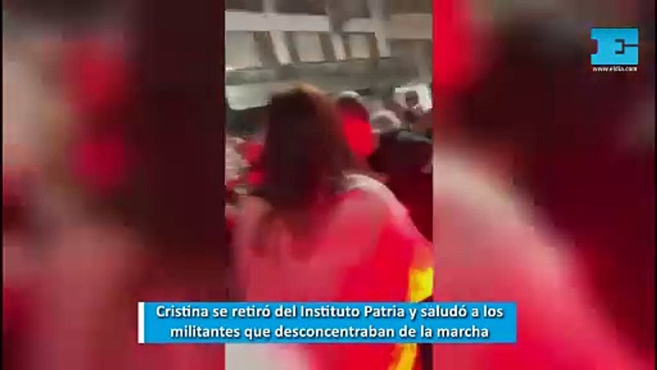 Cristina Kirchner se retiró del Instituto Patria y saludó a los militantes que desconcentraban de la marcha