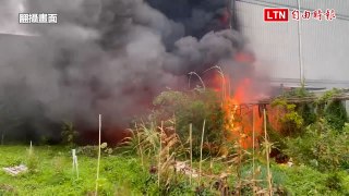 宜蘭米倉失火竄濃煙 出動消防機器人救災(宜蘭縣消防局提供/翻攝畫面)