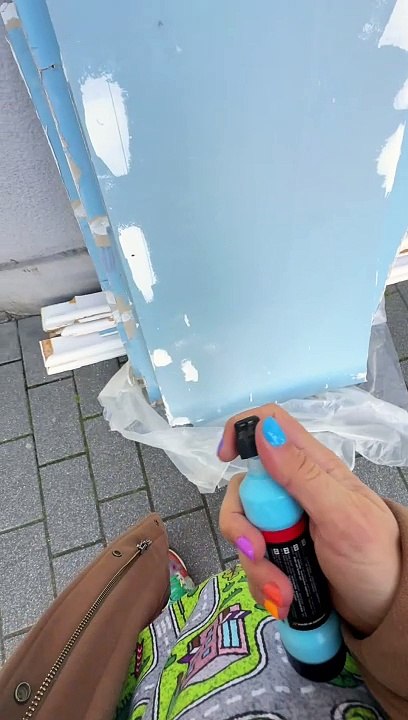 Dessiner sur des encombrants trouvés dans la rue