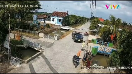 DETIK-DETIK Pemotor Tertabrak Mobil hingga Masuk Kali