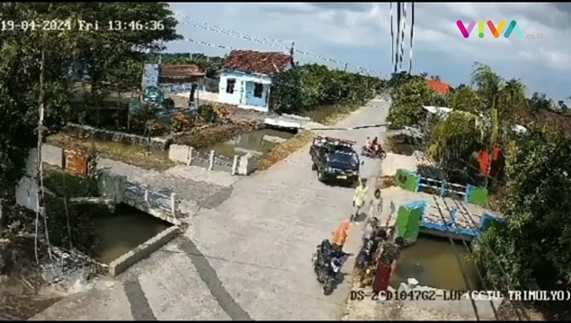 DETIK-DETIK Pemotor Tertabrak Mobil hingga Masuk Kali