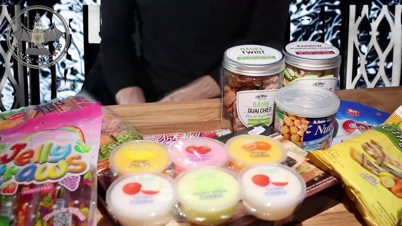 House of Bats testet asiatische Süßigkeiten