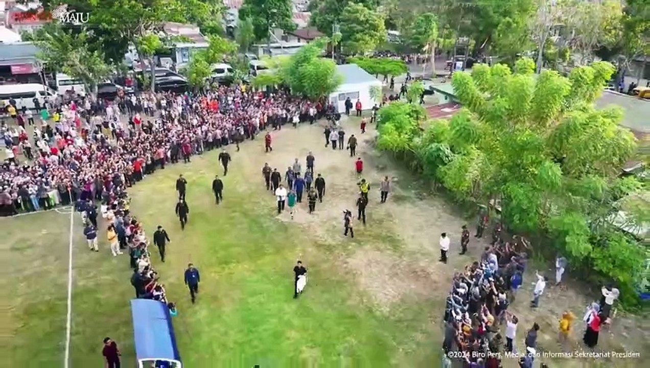 Presiden Jokowi Bermain Bola dengan Anak Anak Gorontalo