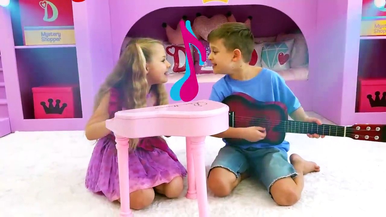 Diana and Roma Make Kids Song for Kitten
