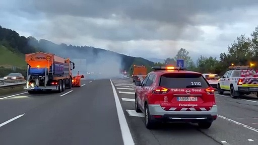 El incendio de un camión corta la A-15 en Zizur