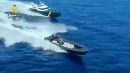 Persecución de una lancha repleta de gasolina para suministrar a los narcotraficantes de Andalucía