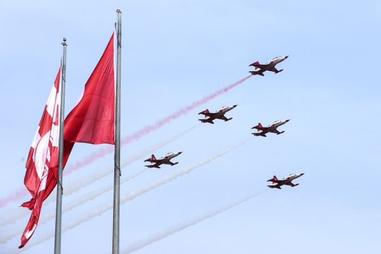 Türk Yıldızları Antalya semalarında! Binlerce kişi hayran kaldı