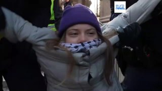 La militante écologiste Greta Thunberg est renvoyée en procès pour ne pas avoir respecté l’ordre de la police de cesser de bloquer l’entrée du Parlement suédois en mars lors d’une action pour le climat