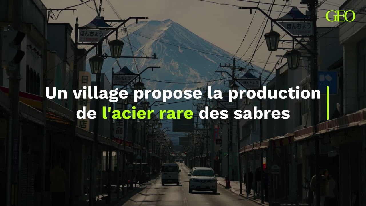 Un village japonais propose aux touristes de produire l'acier des sabres