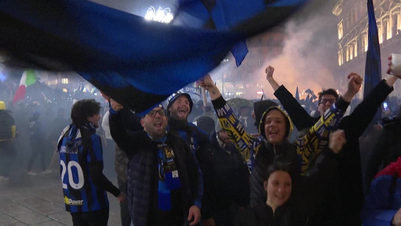 Les supporters fêtent la victoire de l'Inter Milan, sacré champion d'Italie pour la 20e fois