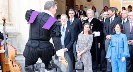 Los Reyes, aclamados por la multitud y deleitados con la tuna en el Premio Cervantes