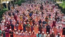 Bangladesh, centinaia di fedeli musulmani pregano per la pioggia
