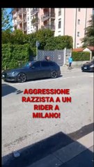 Il video postato sui social dell'aggressione razzista ai danni di un rider