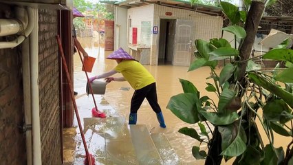 Habitantes del sur de China intentan salvar sus bienes ante el peligro de nuevas inundaciones