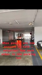 停车场两司机互不相让 上演“碰碰车”戏码🚗