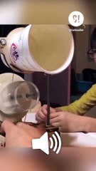 Il enregistre sa voix avec un gobelet en carton !