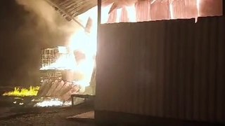 Imagens impressionantes mostram incêndio que deixou fábrica destruída em Araquari
