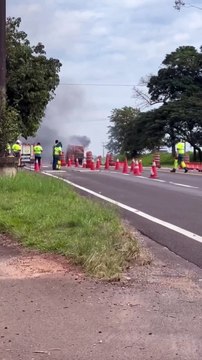 Caminhão carregado com barris de chopp pega fogo na PR-323, em Cruzeiro do Oeste