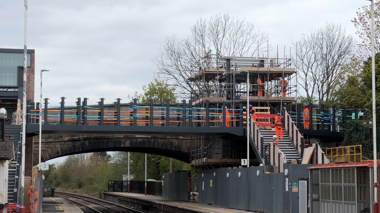 Garforth Train Station welcomes new bridge - video Dailymotion