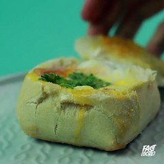 Œuf cocotte au bacon et fromage en petit pain