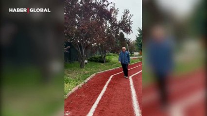 MHP sosyal medya hesabından paylaştı: Ferdi Tayfur eşliğinde yürüdü