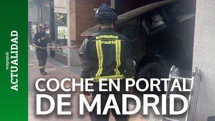 Un coche se estrella en un portal del Barrio de Salamanca (Madrid)