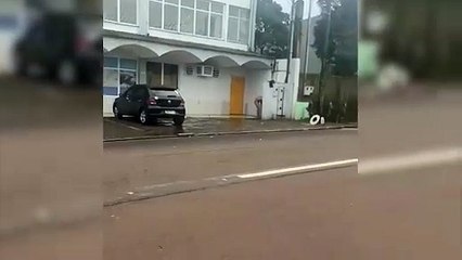 Sem pudor: Peladão toma banho em calçada no Bairro São Cristóvão