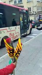 El bus 116 de Barcelona, colapsado de turistas a pesar de desaparecer de Google Maps
