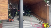 Los bomberos extraen un vehículo que acabó empotrado contra un portal en Lagasca