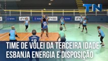 Time de vôlei da terceira idade esbanja energia e disposição