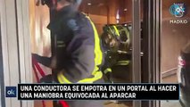 Una conductora se empotra en un portal al hacer una maniobra equivocada al aparcar