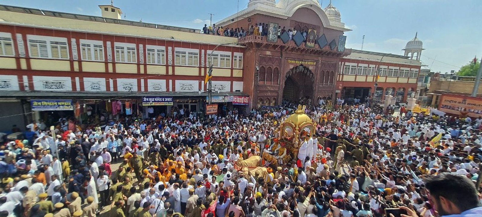 भगवान महावीर की निकली रथ यात्रा : त्रिशलानन्दन...