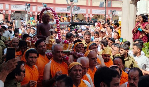 भगवान महावीर की निकली रथ यात्रा : त्रिशलानन्दन के जयकारों से गुंजायमान हुआ गगन