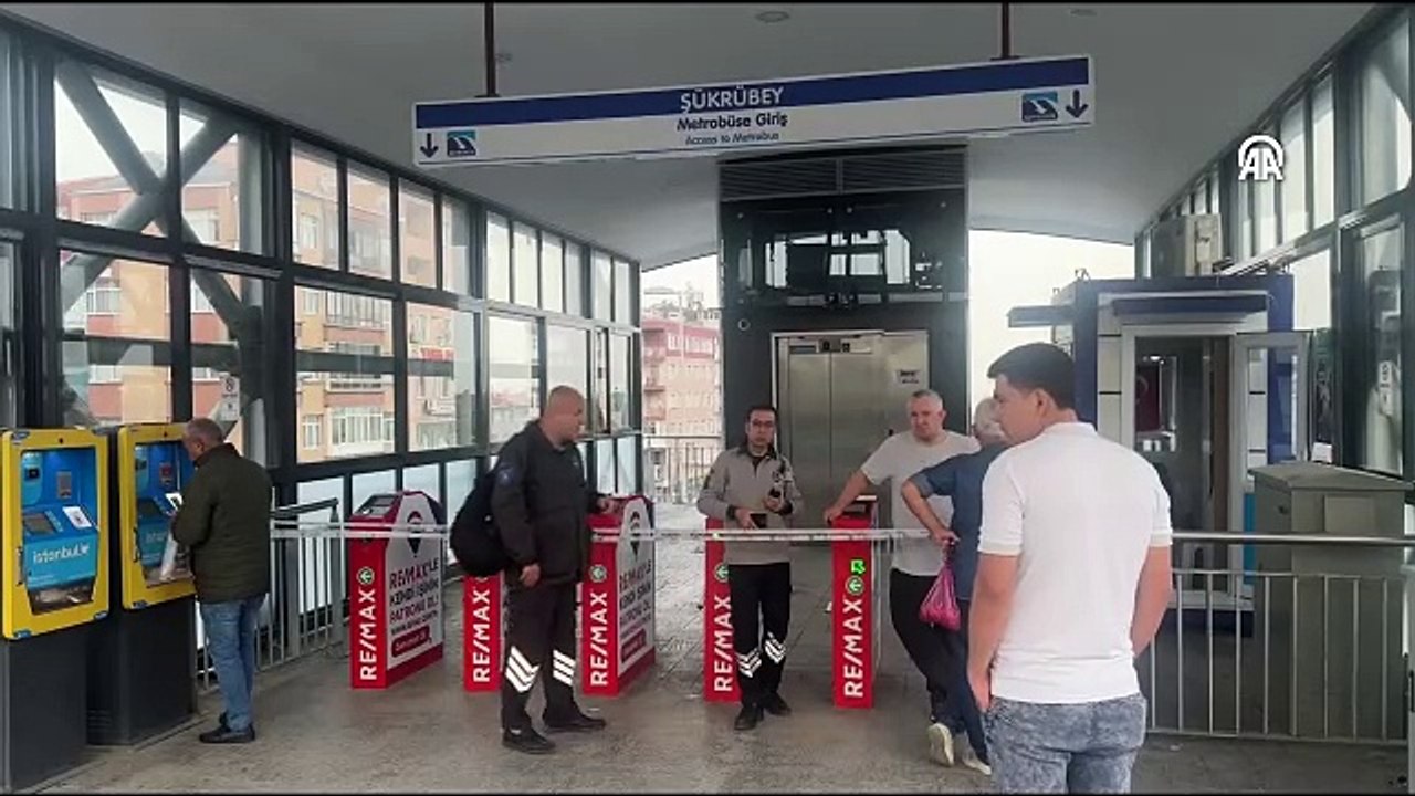 Avcılar'da metrobüs yangını: Patlayan lastik alev aldı