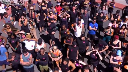 Fred, assistente virtual de A Grande Conquista, apresenta mercadinho aos moradores