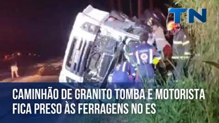 Caminhão de granito tomba e motorista fica preso às ferragens no ES