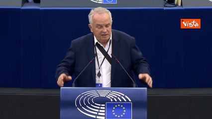 Eurodeputato libera colomba per la pace durante il suo intervento al Parlamento Ue