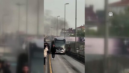 Avcılar’da metrobüste yangın! Uzun araç kuyrukları oluştu