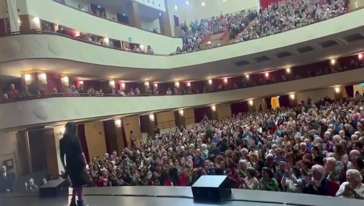 Standing ovation per Liliana Segre, l'omaggio commosso di Geppi Cucciari al teatro Lirico di Milano