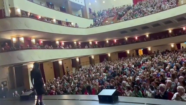 Standing ovation per Liliana Segre, l'omaggio commosso di Geppi Cucciari al teatro Lirico di Milano