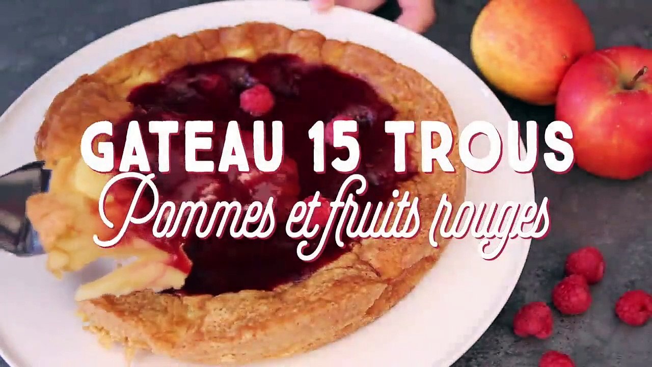 Gâteau 15 trous aux pommes et coulis de fruits rouges