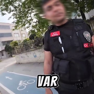 Sağdan giden kuryeyi şahane bir üslupla uyaran polis memuru