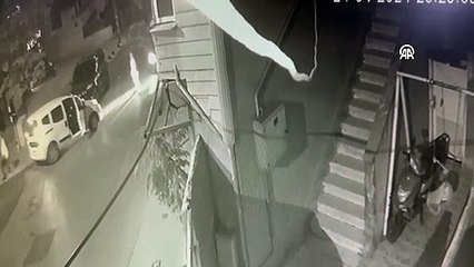 Küçükçekmece’de iş yerinin önünde silahlı saldırı! İki kişi yaralandı