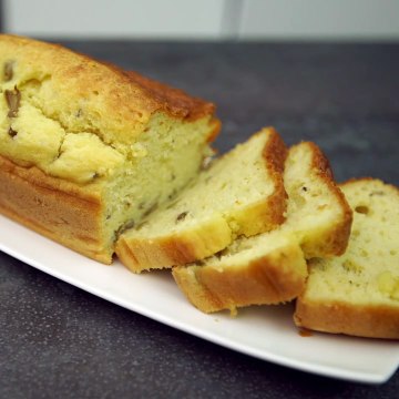 Cake salé aux olives vertes et à la Vache qui rit carré