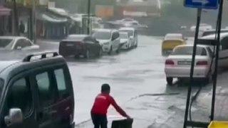 Esenyurt’da yaşanan sağanak yağış sırasında bedeni küçük gönlü kocaman bir ufaklığın sokak köpeğini yağmurdan koruma çabası 