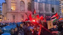 Tensioni alla fiaccolata per il 25 aprile a Torino con manifestanti pro-Palestina