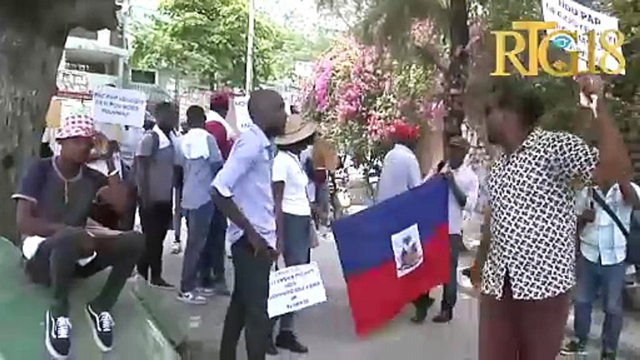 Sit-in devan lokal BINUH a pou denonse enjerans kominote entènasyonal la nan zafè entèn peyi a.