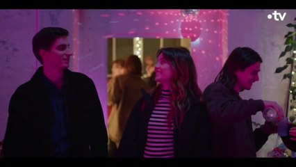 Un Si Grand Soleil : Il l'embrasse et...