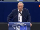 Eurodeputato libera una colomba per la pace durante il suo intervento al Parlamento Ue